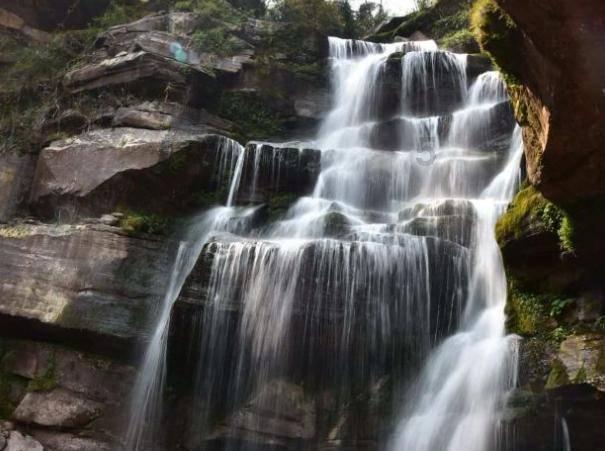 两会现场速递｜何英代表：进一步加大对万山区易地扶贫搬迁后续扶持力度